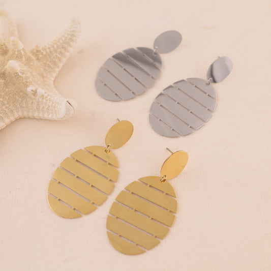 Boucles d'oreilles pendantes argentées ovales ajourées à stries horizontales