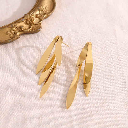 Boucles d'oreilles pendantes dorées forme d'ailes