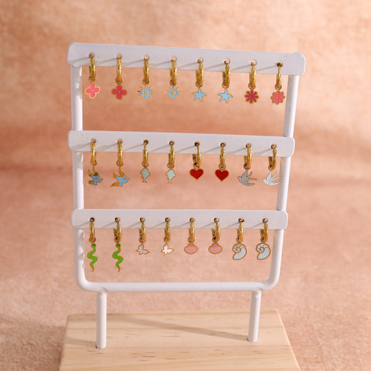 Lot de 12 minis créoles avec pendentifs colorée sur présentoir