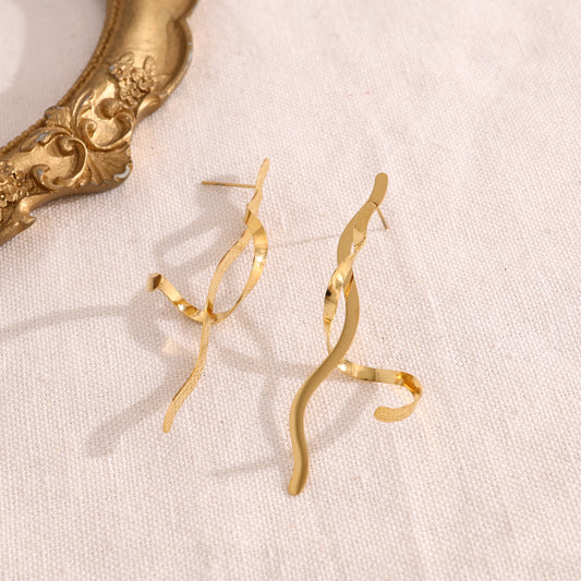 Boucles d'oreilles pendantes dorées motif torsadés