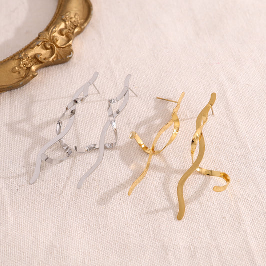 Boucles d'oreilles pendantes dorées motif torsadés