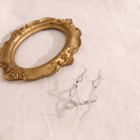 Boucles d'oreilles pendantes argentées motif torsadés