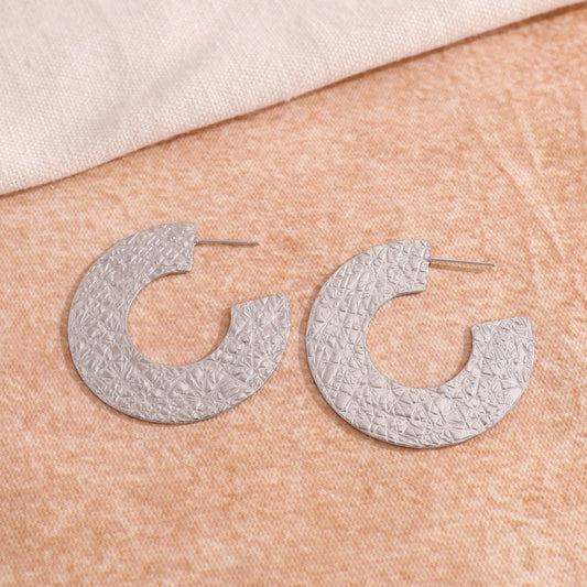 Boucles d'oreilles anneaux ronds argentés plats effet brossé brillant