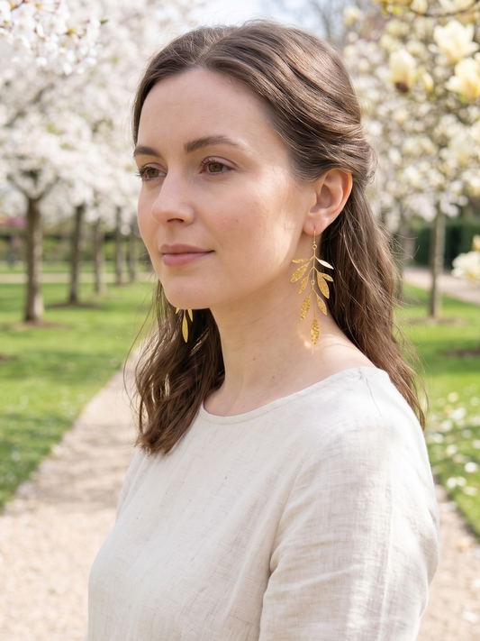 Boucles d'oreilles pendantes branche avec feuilles martelées