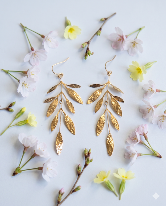 Boucles d'oreilles pendantes branche avec feuilles martelées