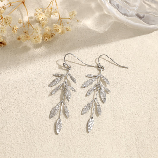 Boucles d'oreilles pendantes argentées branche avec feuilles allongées martelés