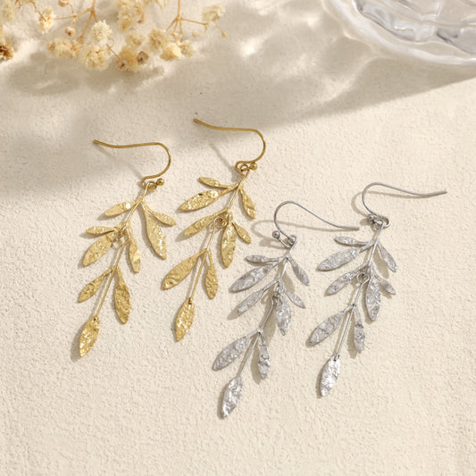 Boucles d'oreilles pendantes argentées branche avec feuilles allongées martelés