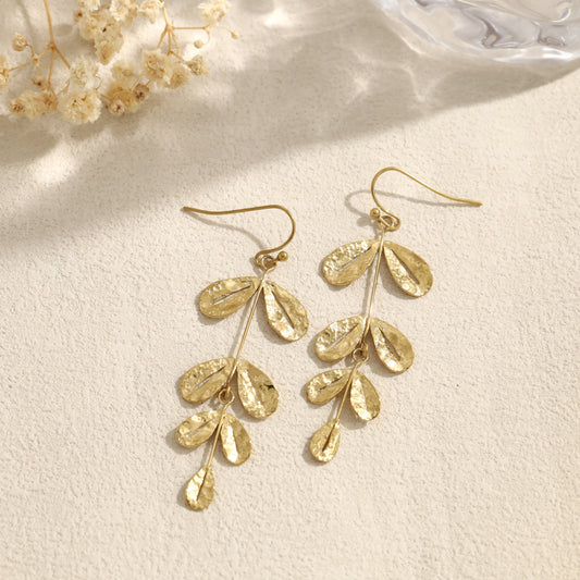 Boucles d'oreilles pendantes branche avec feuilles rondes brossées