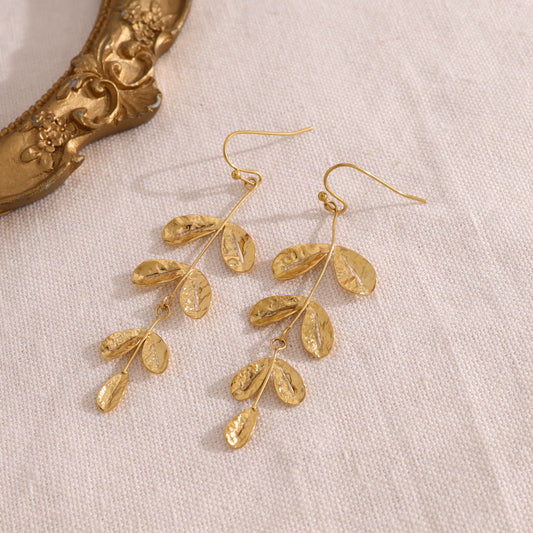 Boucles d'oreilles pendantes dorées branche avec feuilles rondes brossées