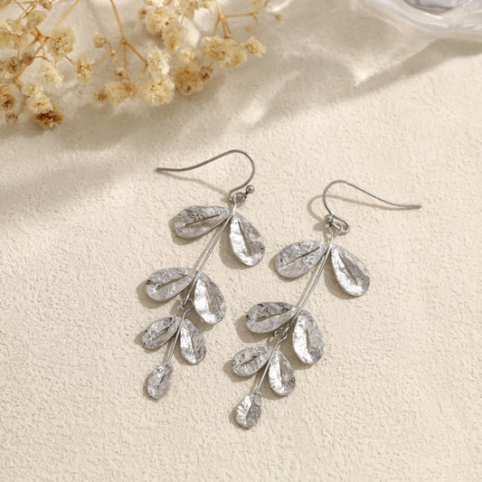 Boucles d'oreilles pendantes branche avec feuilles rondes brossées