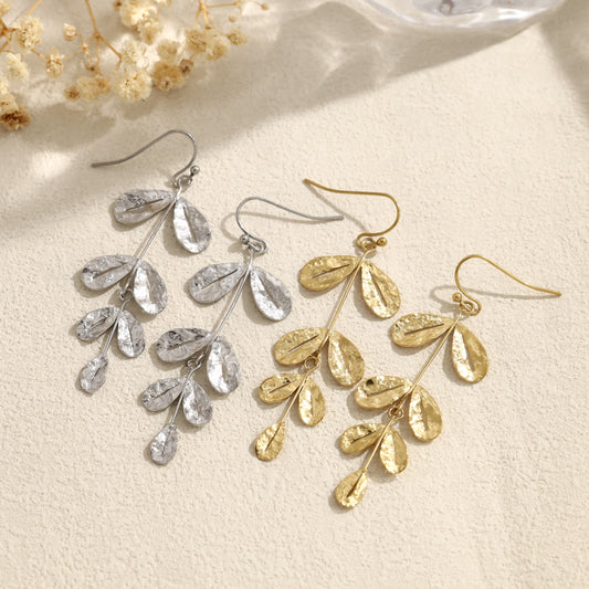 Boucles d'oreilles pendantes argentées branche avec feuilles rondes brossées