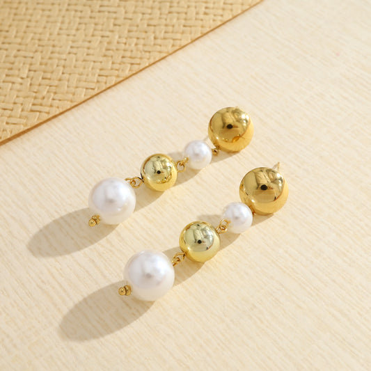 Boucles d'oreilles dorées pendantes alternant perles dorées et blanches