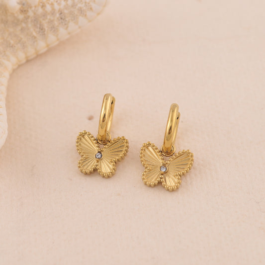Boucles d'oreilles mini créoles dorées avec pendentifs papillon serti d'un strass