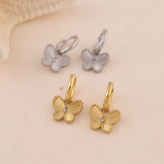 Boucles d'oreilles mini créoles argentées avec pendentifs papillon serti d'un strass