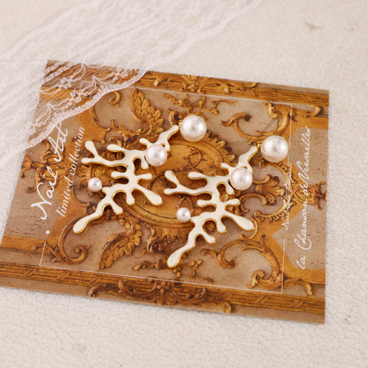 Boucles d'oreilles pendantes corail blanc avec perle