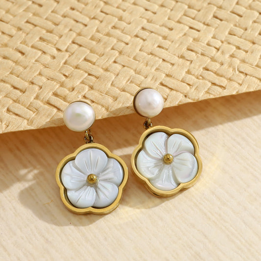 Boucles d'oreilles dorées pendantes fleur blanche