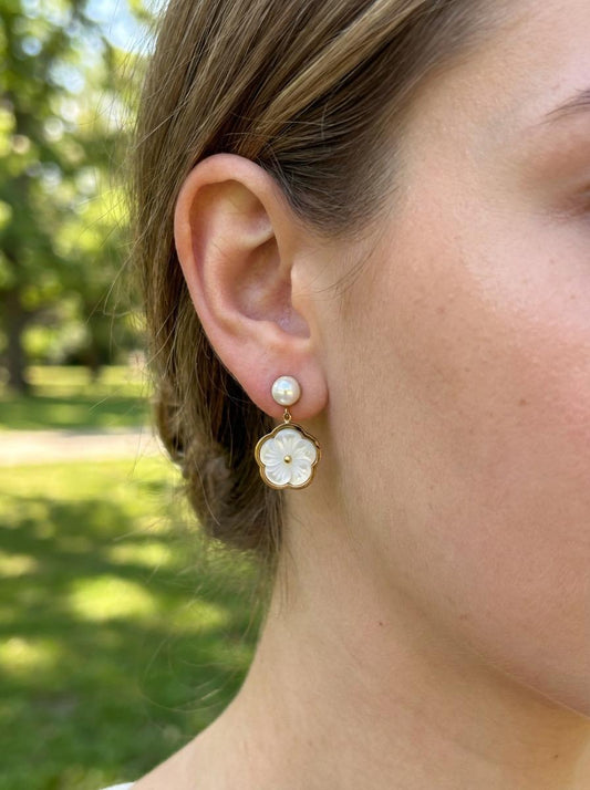 Boucles d'oreilles dorées pendantes fleur blanche