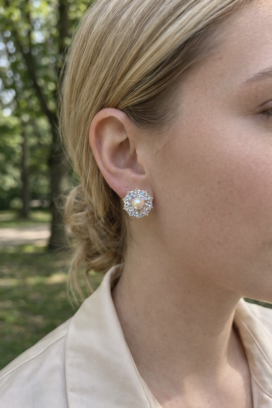 Boucles d'oreilles perle centrale ornée de strass triangulaires