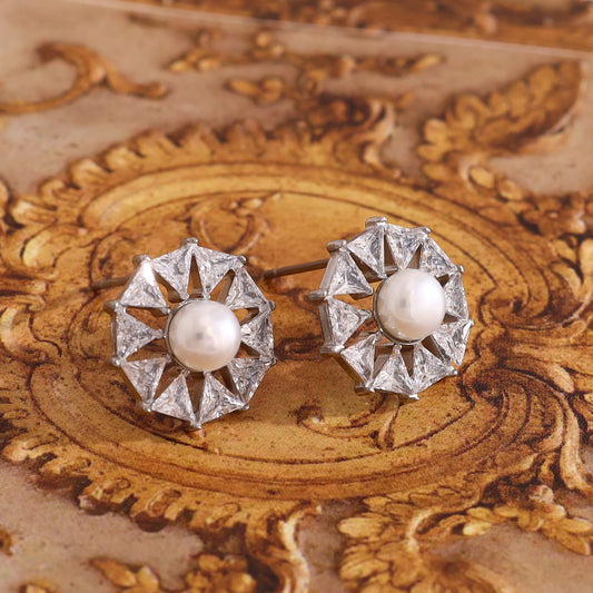 Boucles d'oreilles argentées, perle centrale ornée de strass triangulaires