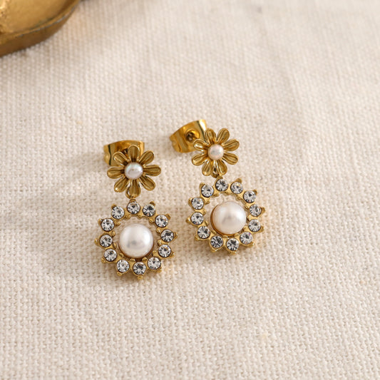 Boucles d'oreilles dorées fleur avec perle pendante ornée de strass