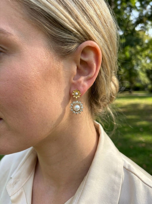 Boucles d'oreilles dorées fleur avec perle pendante ornée de strass