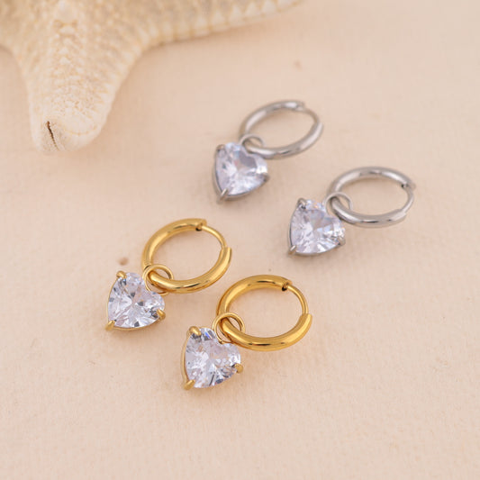 Boucles d'oreilles mini créoles dorées avec pendentifs cœur en strass