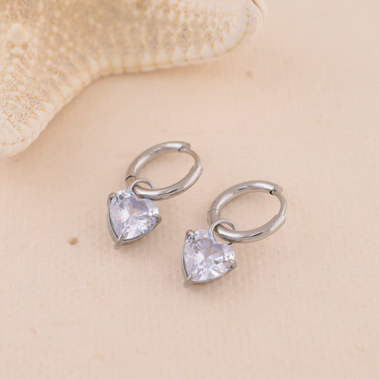 Boucles d'oreilles mini créoles argentées avec pendentifs cœur en strass