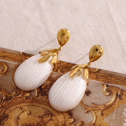 Boucles d'oreilles dorées pendantes avec nacre reconstituée