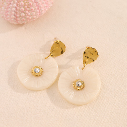 Boucles d'oreilles dorées martelées pendantes avec résine écrue strass