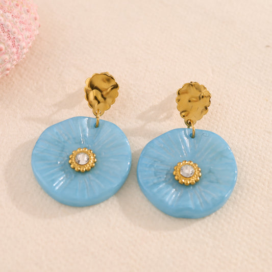 Boucles d'oreilles dorées martelées pendantes avec résine bleue strass