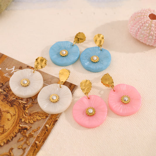 Boucles d'oreilles dorées martelées pendantes avec résine bleue strass