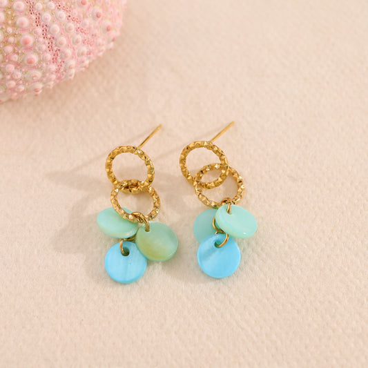 Boucles d'oreilles pendantes dorées mini pastilles bleues