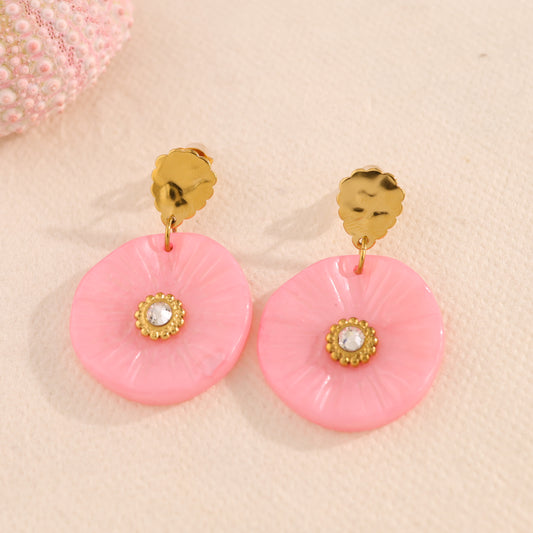 Boucles d'oreilles dorées martelées pendantes avec résine rose strass