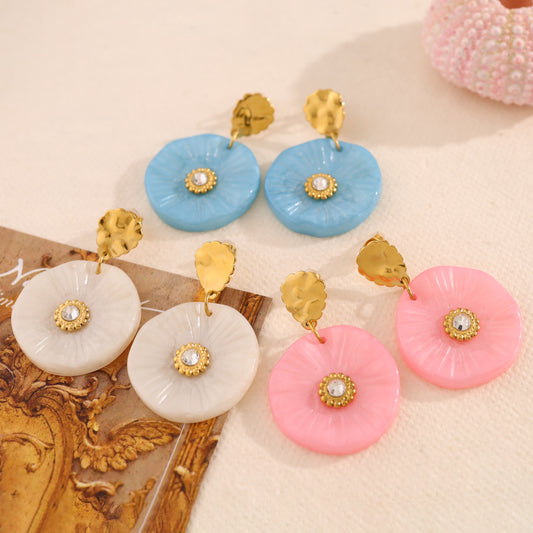 Boucles d'oreilles dorées martelées pendantes avec résine rose strass