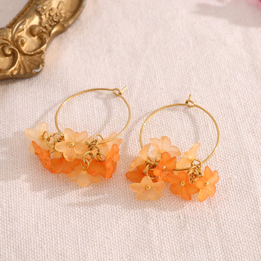 Créoles fines avec fleurs oranges