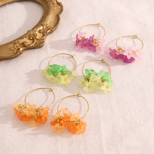 Créoles fines avec fleurs vertes