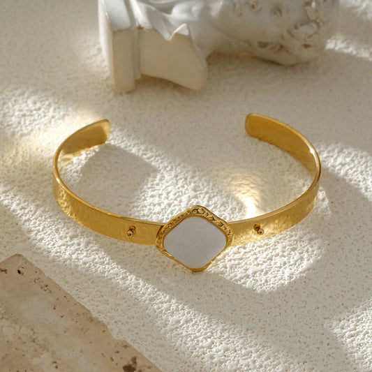 Bracelet Manchette Doré Lisse Et Pierre Blanche Carrée