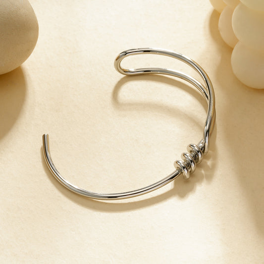 Bracelet manchette argenté ajustable design contemporain à anneaux