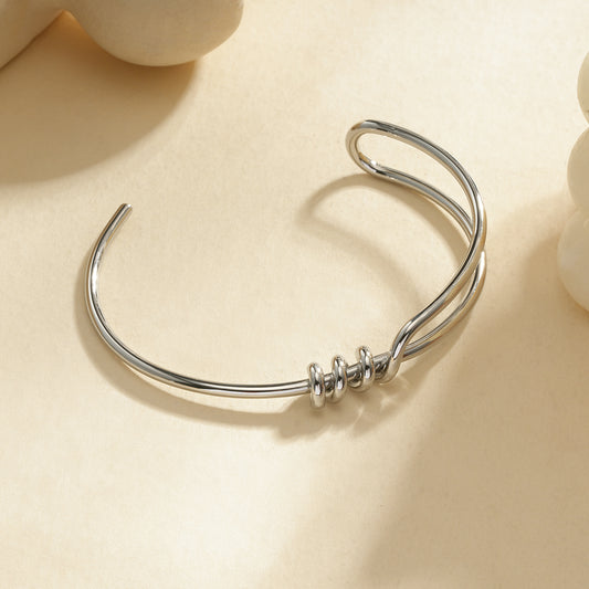 Bracelet manchette argenté ajustable design contemporain à anneaux