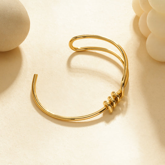 Bracelet manchette doré ajustable design contemporain à anneaux