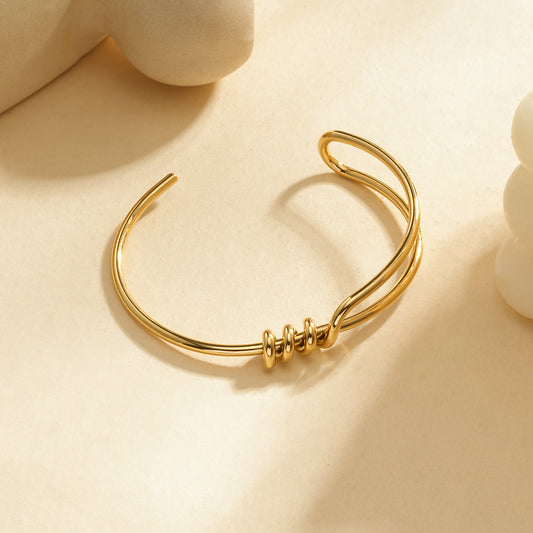 Bracelet manchette doré ajustable design contemporain à anneaux