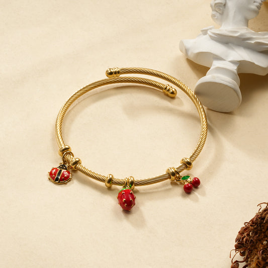 Bracelet manchette triple pendentifs cerise fraise et coccinelle
