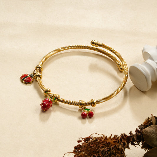 Bracelet manchette triple pendentifs cerise fraise et coccinelle