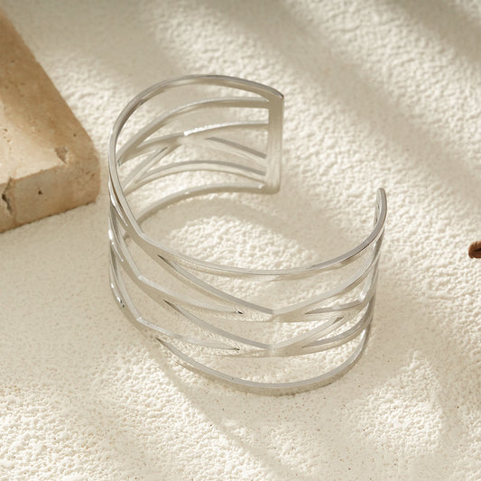 Bracelet Manchette Argentée Ajourée À Motifs Entrelacés