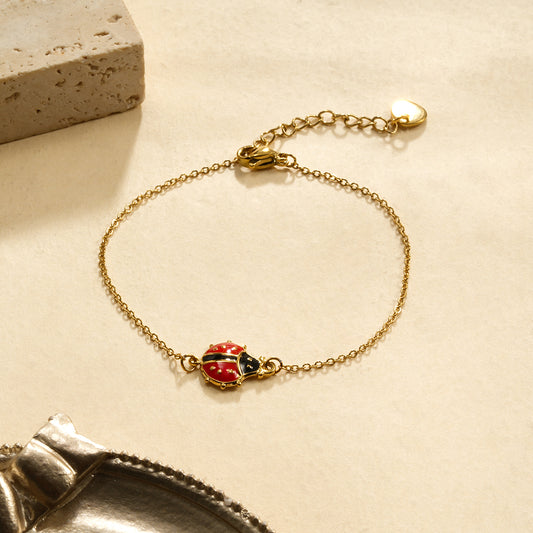 Bracelet chaîne dorée pendentif coccinelle
