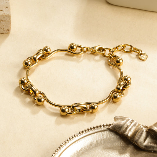 Bracelet Chaîne Dorée Maille Sinueuse et Boule Sphère Effet Brillant