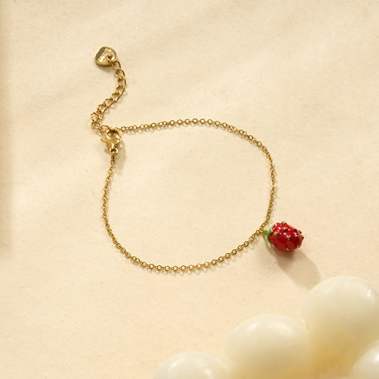 Bracelet chaîne dorée pendentif fraise