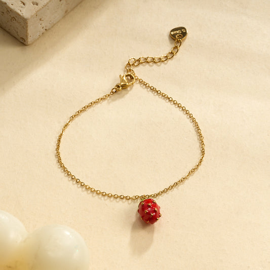 Bracelet chaîne dorée pendentif fraise