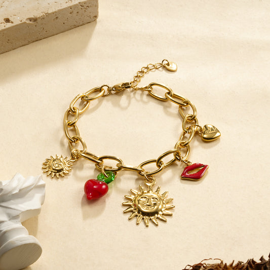 Bracelet chaîne dorée breloques soleil pendentifs rouges