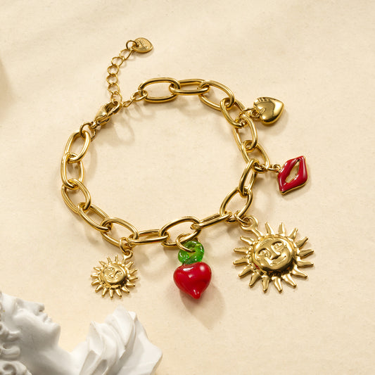 Bracelet chaîne dorée breloques soleil pendentifs rouges